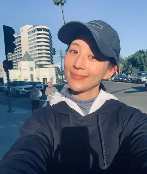 张钧甯忙里偷闲跑步锻炼 戴鸭舌帽素颜出镜心情佳