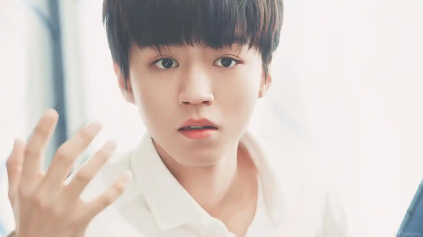 王俊凯这图真的是好看到疯掉,锅盖头太奶了呜呜呜