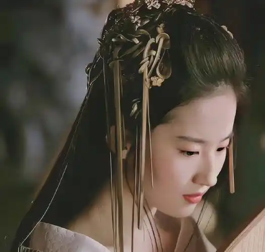 在《铜雀台》里,刘亦菲饰演吕布和貂蝉的女儿灵雎,当然是导演杜撰的女