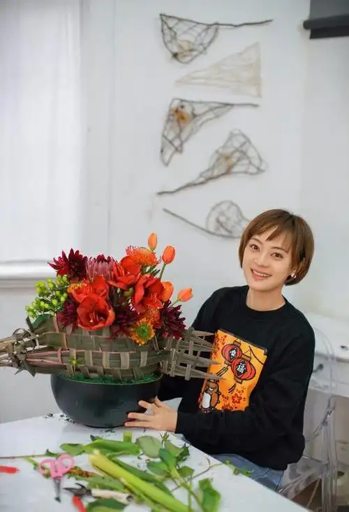 孙俪生活照流出,穿素色旗袍品茶好雅致,留长发后更显端庄温婉了|短发