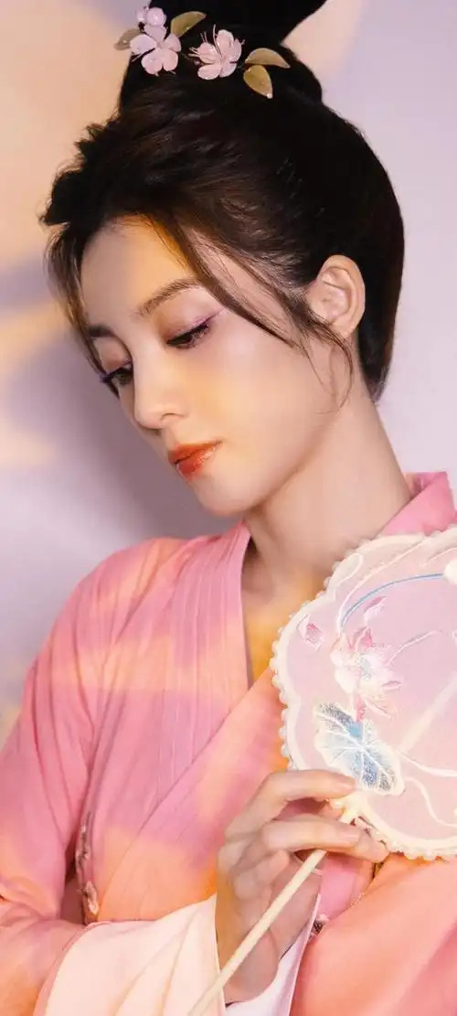 万鹏的美,不仅仅是外在的华丽,更是内在的品质和气质.