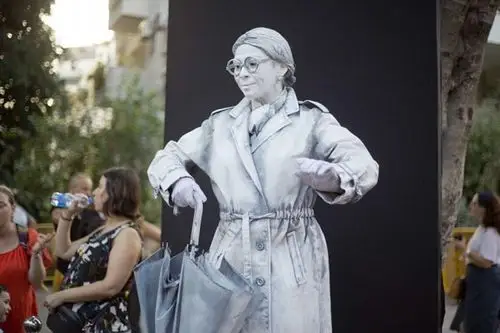 以色列举办"活雕塑节" 活人扮演雕塑真假难辨