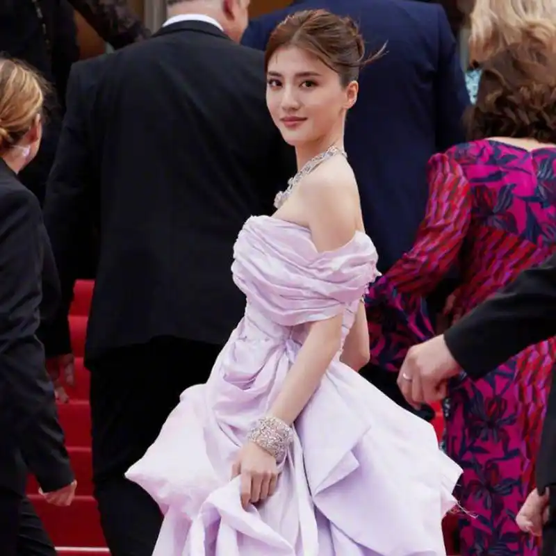 吴千语亮相戛纳电影节时,身穿一袭紫色深v长裙,整个人看起来甜美不失