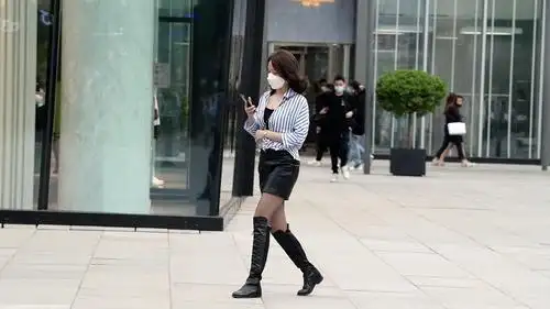 到了夏季,喜欢长靴的姑娘,就算再热,也会穿着逛街