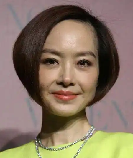 论发型的重要性:陈鲁豫刘海放下来,至少年轻了10岁_头发_全身_自然