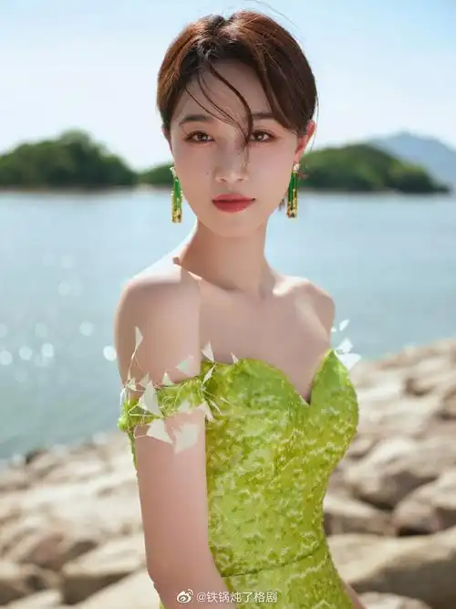 蓝盈莹这次的造型师必须奖励鸡腿一个~绿色收腰礼服不仅完美的展现了