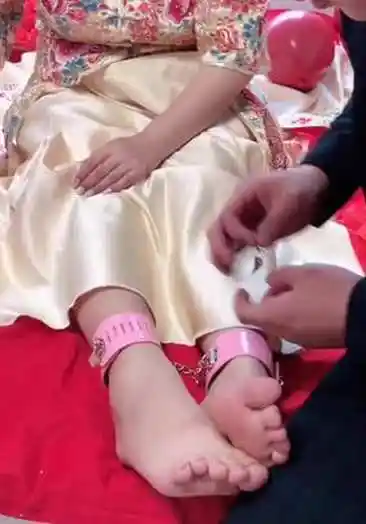 戴着脚镣子的新娘