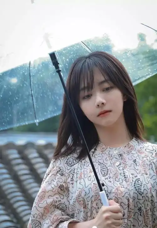 谭松韵雨天打伞写真