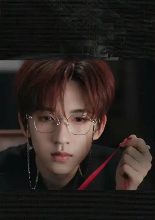 贺峻霖叁重楼先导片海报黑色西装红发银边眼镜造型