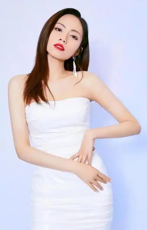 "人美歌甜"刘惜君的性感一面,长发短发都非常好看,养眼