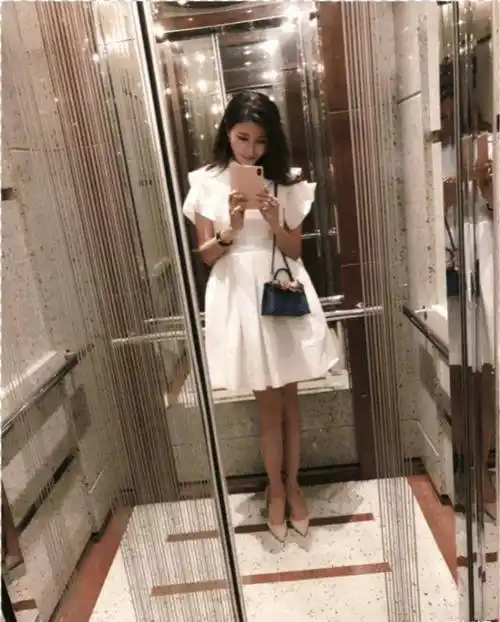 李嘉欣电梯自拍晒近照,短裤皮靴时尚青春超冻龄,秀大长腿好身材_女神