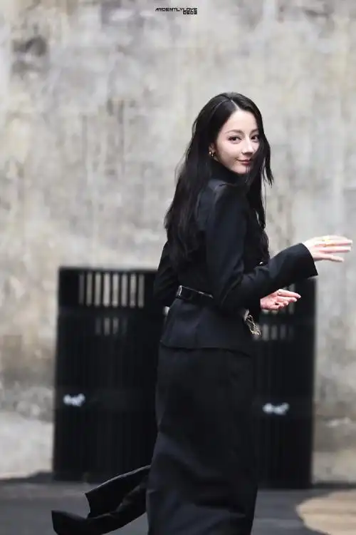 这个回眸也得更新在那个二维码上了    #迪丽热巴御姐回眸##御姐风的