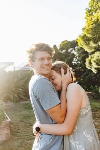 温馨幸福情侣拥抱图片