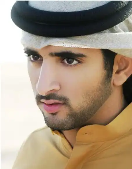 其实在阿拉伯国家,带头巾是很有讲究的,正式场合和私下里头巾的颜色