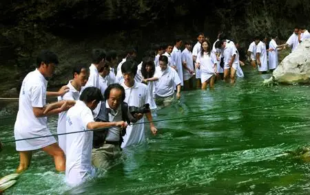 保护水源"百名人体志愿者摄影活动,于10月7日上午在贵州省开阳