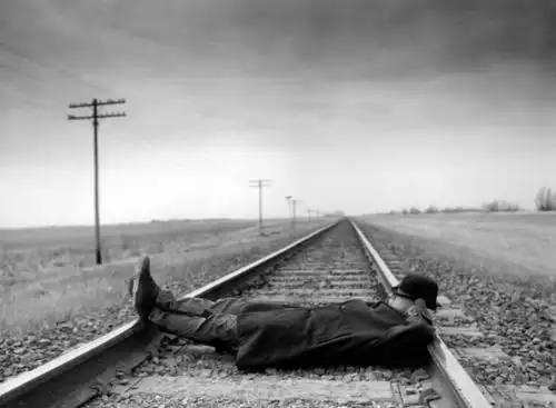 西方人,一个人,躺,横图,黑白,室外,白天,侧面,石头,欧洲,欧洲人,仅一