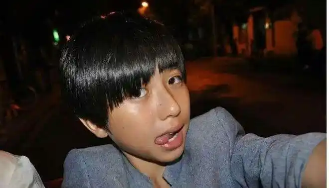 蔡徐坤童年照流出,黑不溜秋的,整没整容一眼就看出!