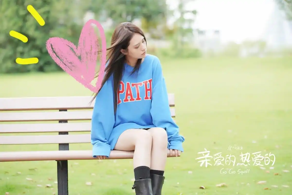 亲爱的孙亚亚最新造型换编发穿粉色吊带裙气质很出众