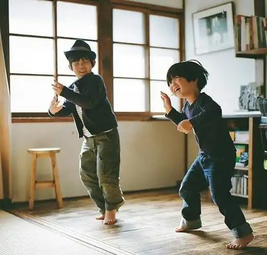 住在农村的爸爸给两个儿子拍了一组照片,勾起了无数人的童年回忆