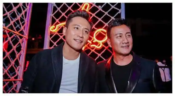 刘烨话剧首演成功,胡军送花让cp粉狂呼:发糖了,蓝绣花太过醒目_蓝宇