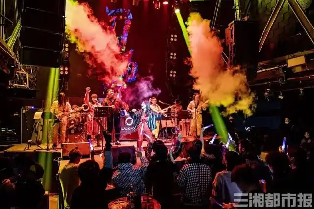 上新了,解放西!酒吧开起小型"演唱会"