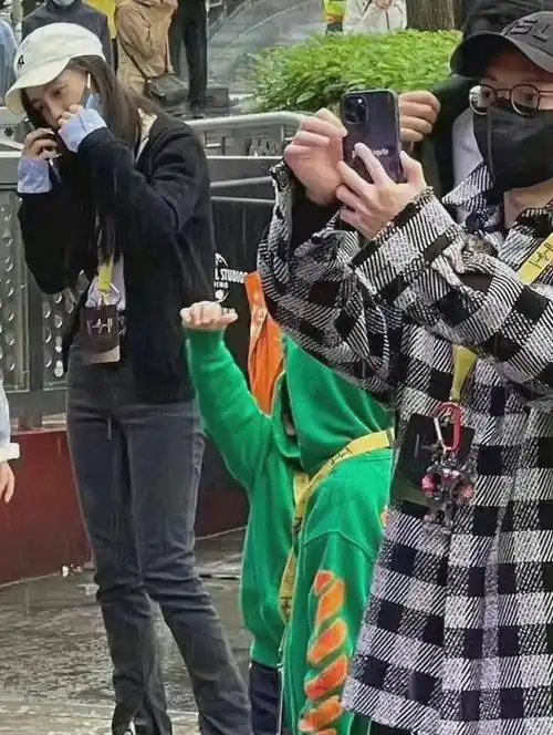 angelababy现身环球影城,和威震天同框超可爱,小海绵身高喜人_网友_带