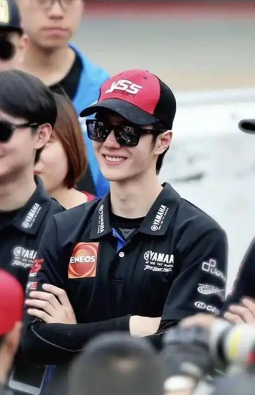 调皮的笑:王一博笑起来的样子真的令人炫目,真想看到他时刻微笑的样子