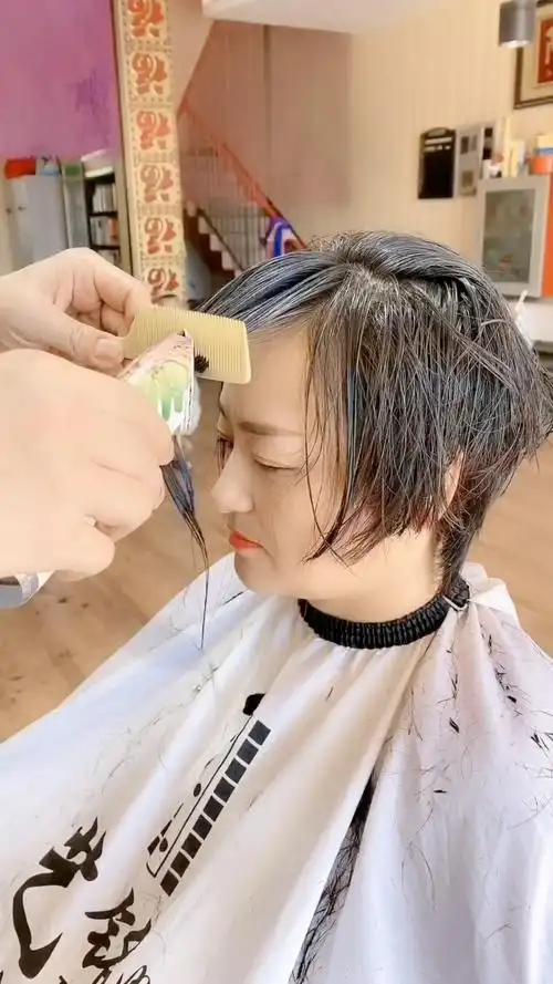 用推子剪个个性短发