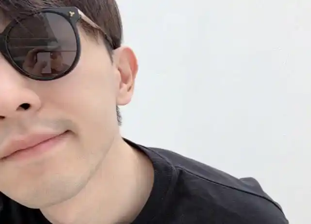 邓伦素颜自拍墨镜中倒影成亮点画面放大的一瞬间网友炸了