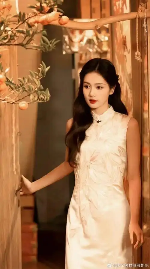 白鹿旗袍身材曲线#穿上旗袍便有一种清冷美,江南有佳人,其名曰奥构