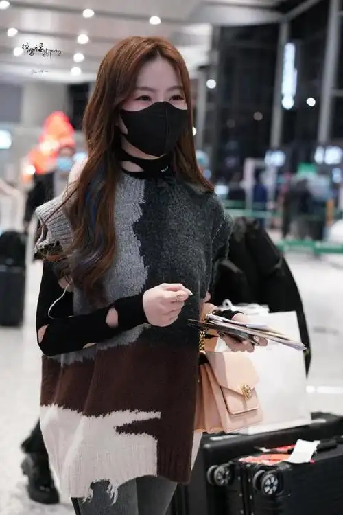 陈卓璇最新机场饭拍,叠穿大法增层次感,眉眼弯弯,青春又活力