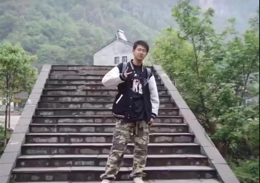 "高冷男神"李现初高中旧照曝光,曾经是个小胖子,现成功逆袭了