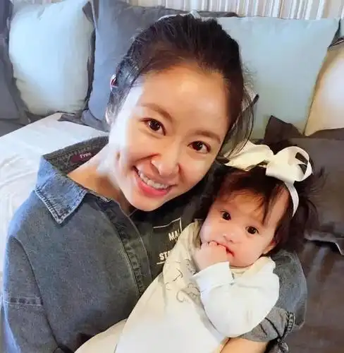 她是林心如女儿,与妈妈越长越像,3岁身高惊人身价已过亿