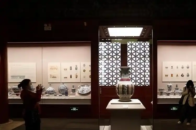 从视觉上来看,故宫博物院北院区以其南向临水,北向依山的布局,充分