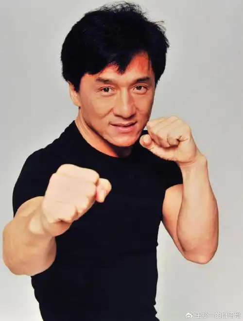 70岁成龙近照曝光,参加活动头发花白尽显老态,网友评论令人泪目|成龙