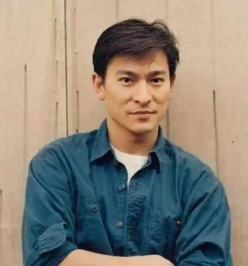 60岁刘德华早餐仅啃半个玉米穿百元棉服太朴素跷二郎腿仍优雅