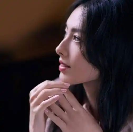 梁洛施侧脸美照罕见曝光,李泽楷眼光好!