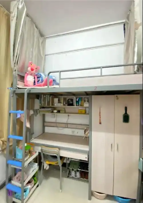 文学院开展文明养成月系列活动对研究生宿舍安全及卫生进行检查