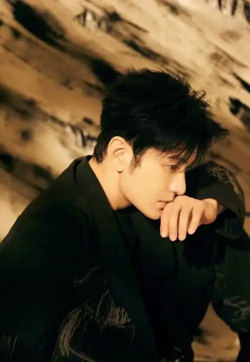 baby带娃逛迪士尼,4岁小海绵首露脸,帅气如迷你版"黄晓明"