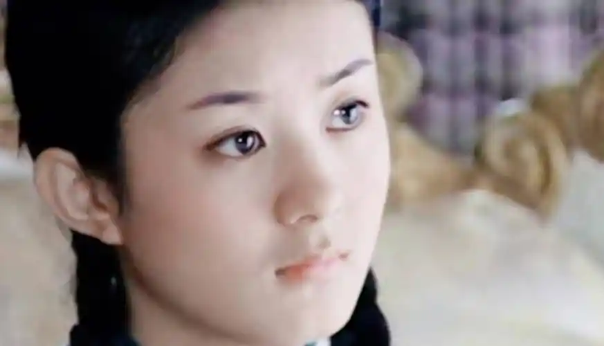 初识赵丽颖,是2007年上映的热播剧《金婚》中的叛逆少女佟多多.