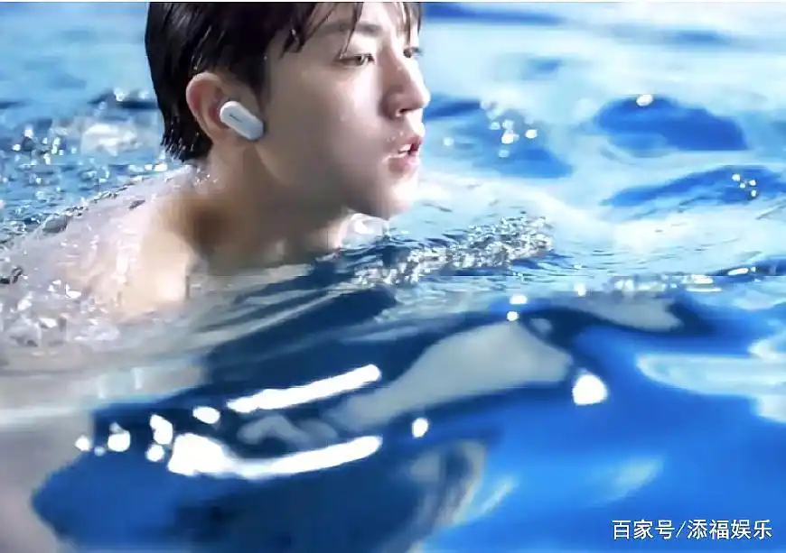 易烊千玺穿背心拍杂志算什么,王俊凯拍游泳广告直接没穿上衣!