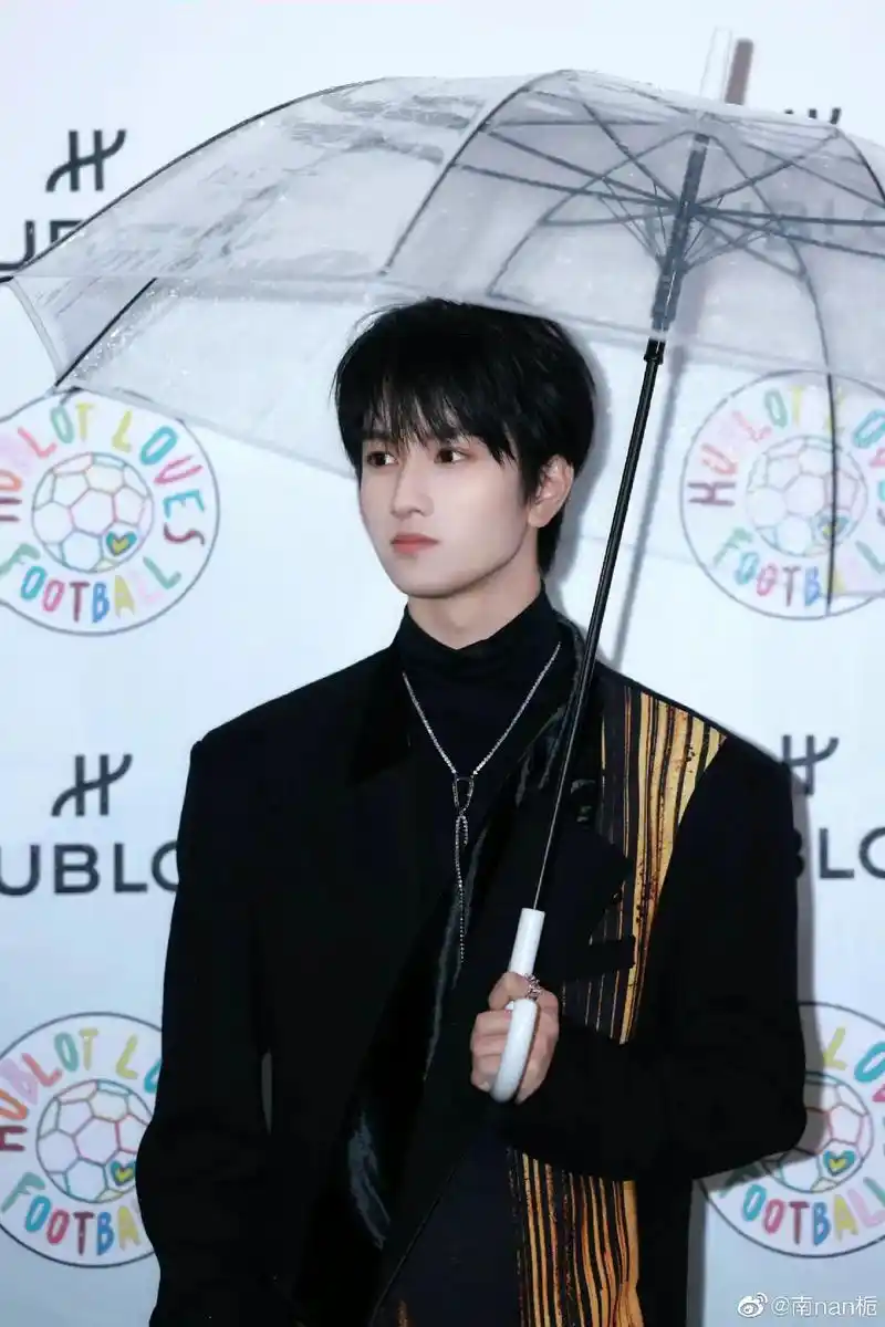 敖子逸鎏金西装la villa hubl.近日,敖子逸一身鎏 - 抖音