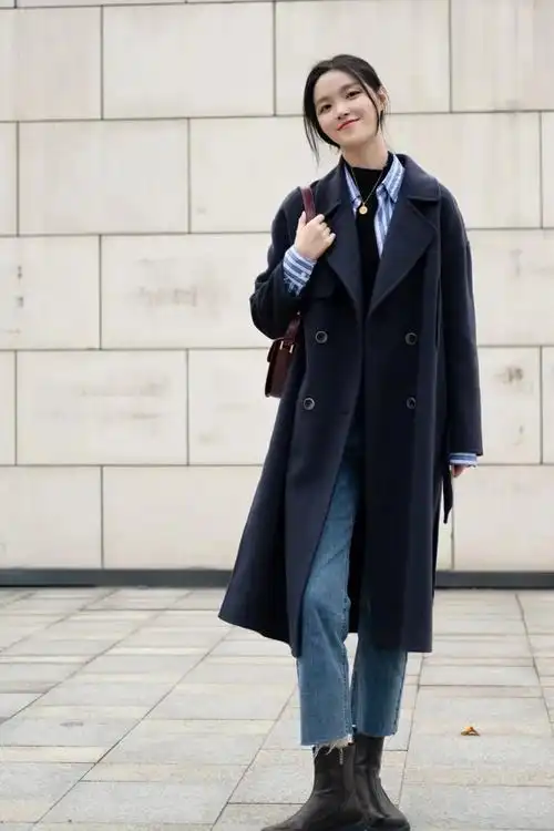 即使在有些暗淡的冬季,在穿衣打扮上也是比较时髦时尚的,并且颜色也很