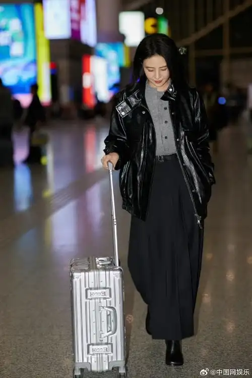 高圆圆今天穿的好温柔##高圆圆机场出发又飒又温柔