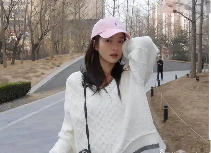 张雪迎晒春日美照,肤白貌美,宛如最美初恋!