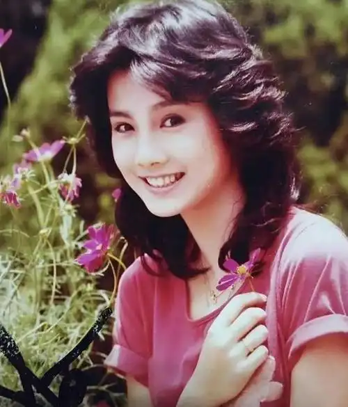 她是70年代台湾最红的女星长相甜美清纯被誉为学生情人