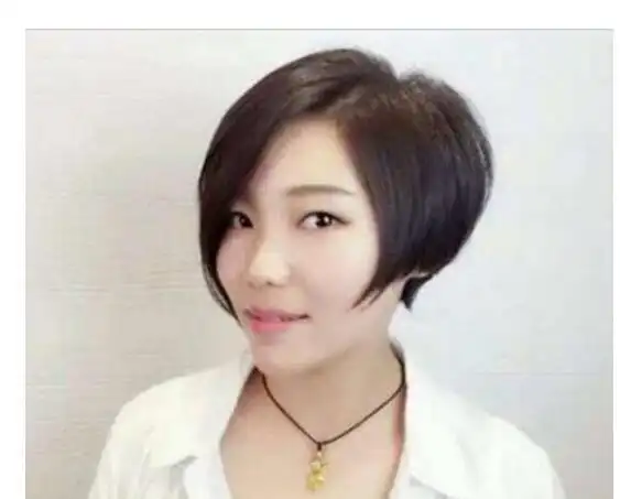 直发式的女生短发发型,波波头风格的头发,这样的不对称