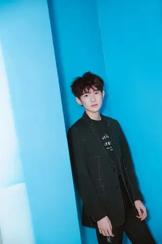 王源亮相移动视频风云盛典手绘服装尽显清新雅致的源式气息