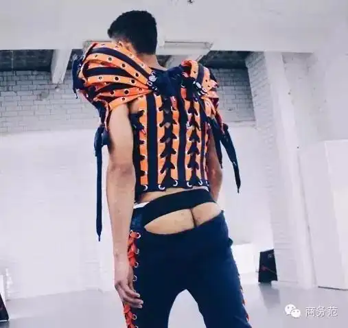 我们再来看看某健身男模与某宝男模对比:某宝男模的腿除了能让我想到