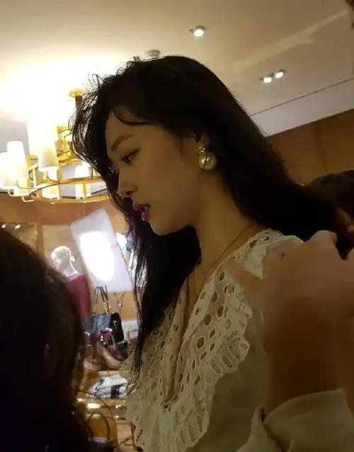 崔雪莉超话#崔雪莉头像##致美丽的崔雪莉#宝贝的侧脸也很绝 99 超级